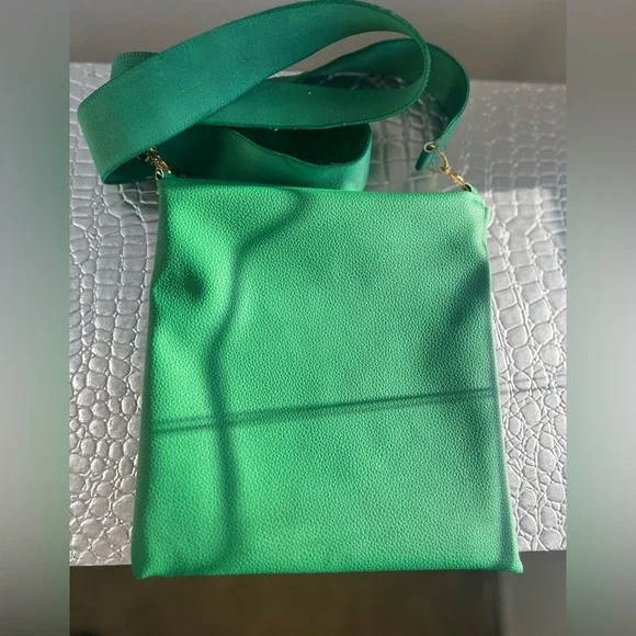 DENYM & DIAMONDS CROSSBODY ADJUSTABLE REVERSIBLE STRAP BAG COLOR KELLEY GREEN - Picture 7 of 11